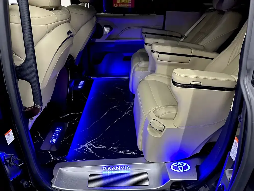 Toyota Granvia — фото 3
