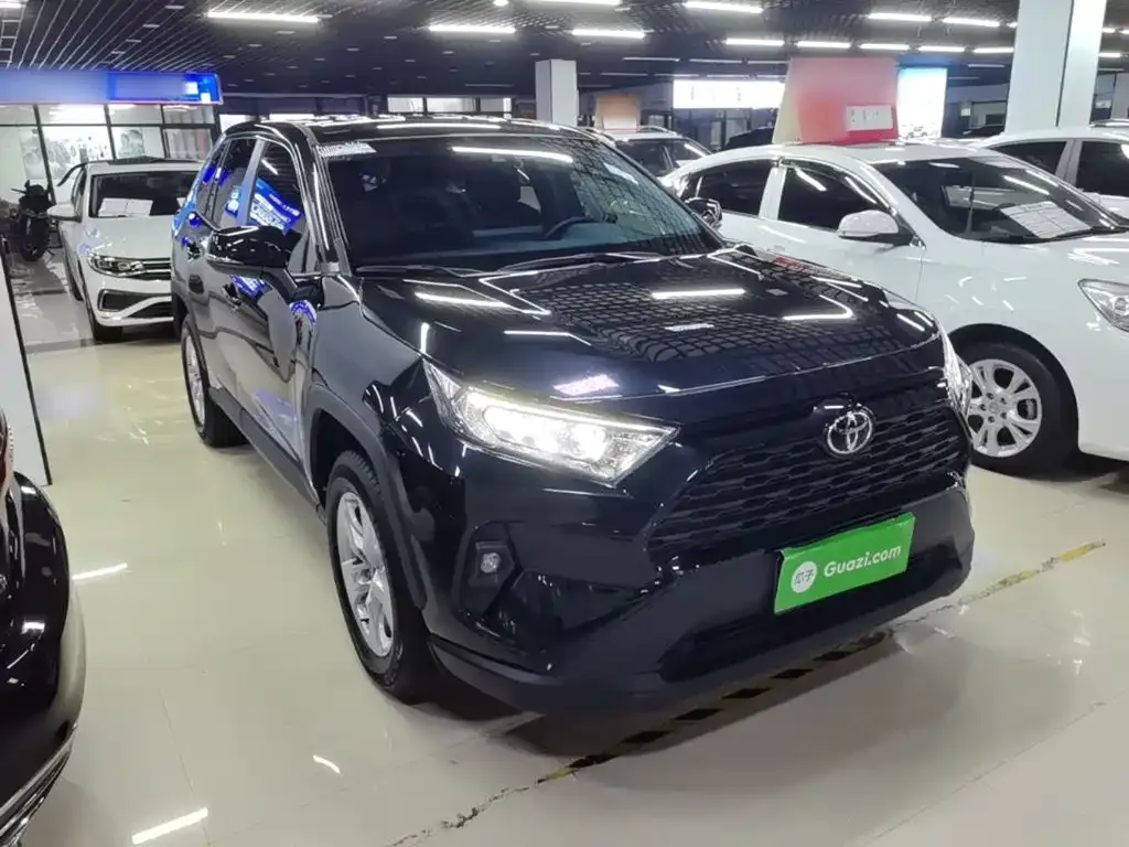 Toyota RAV4 — фото 1