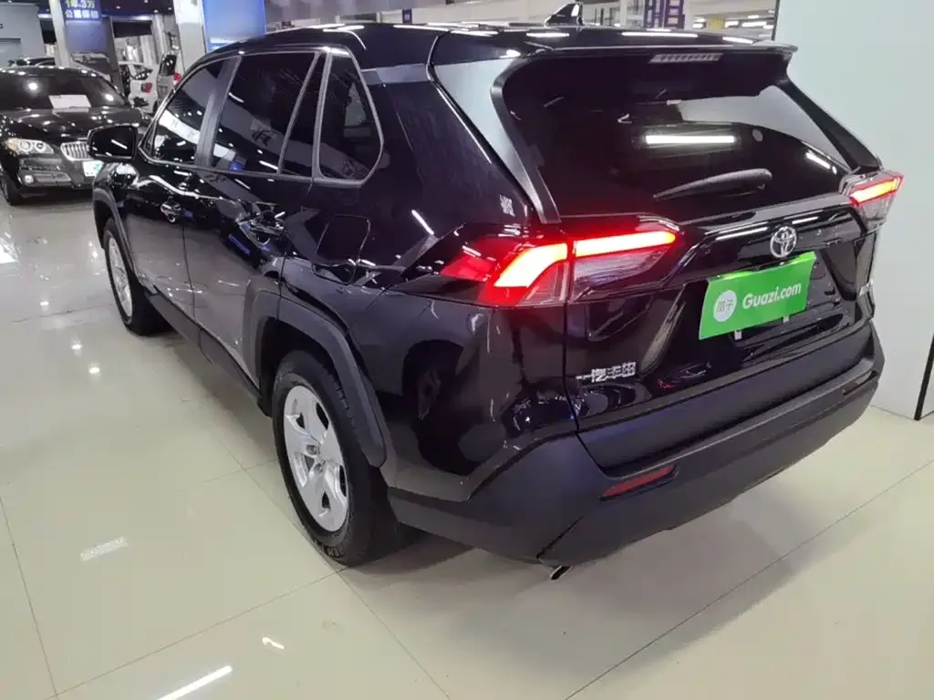 Toyota RAV4 — фото 5