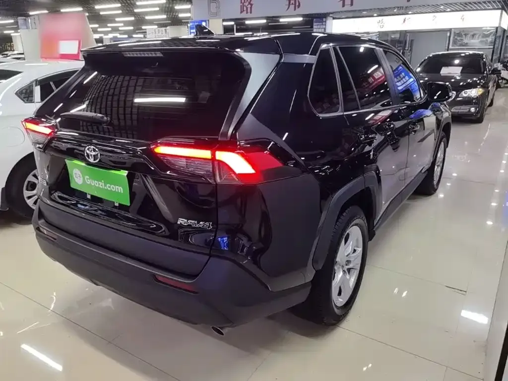 Toyota RAV4 — фото 6