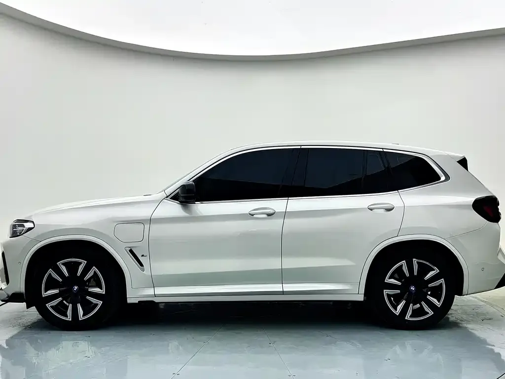BMW iX3 — фото 3