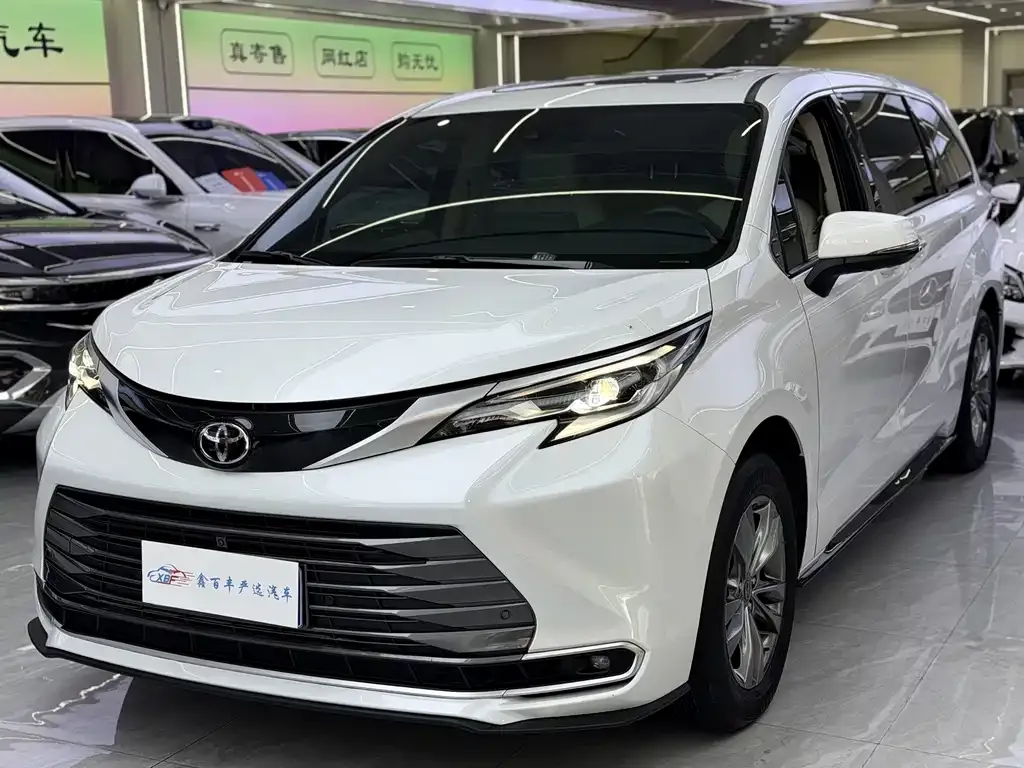 Toyota Sienna — фото 1