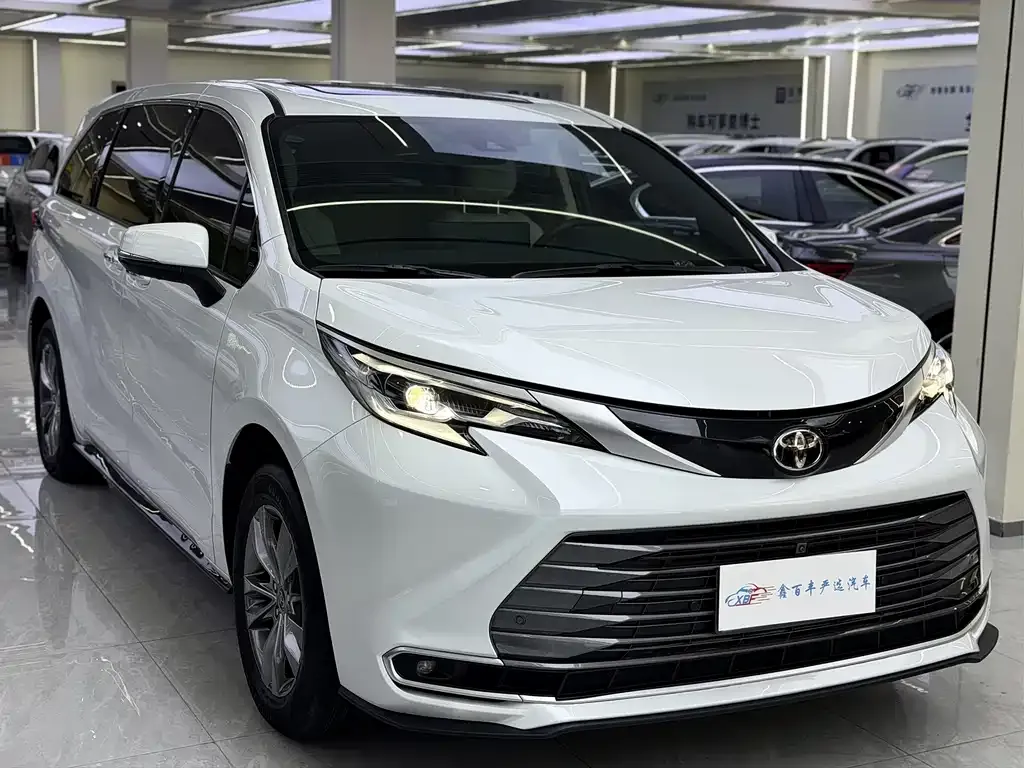 Toyota Sienna — фото 3