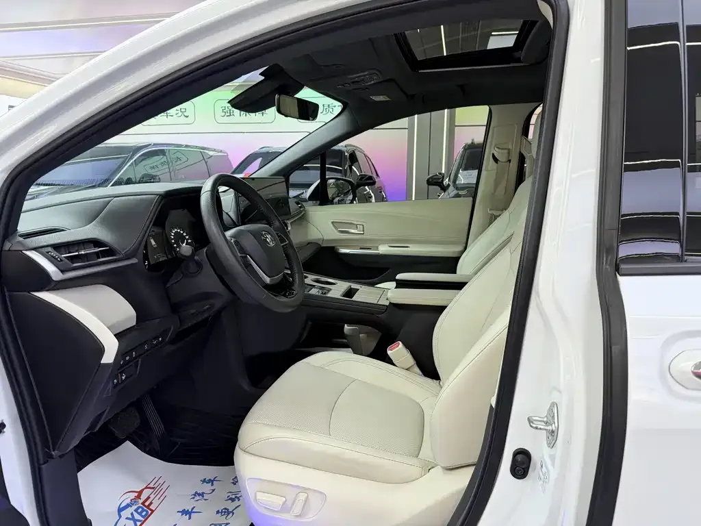 Toyota Sienna — фото 2