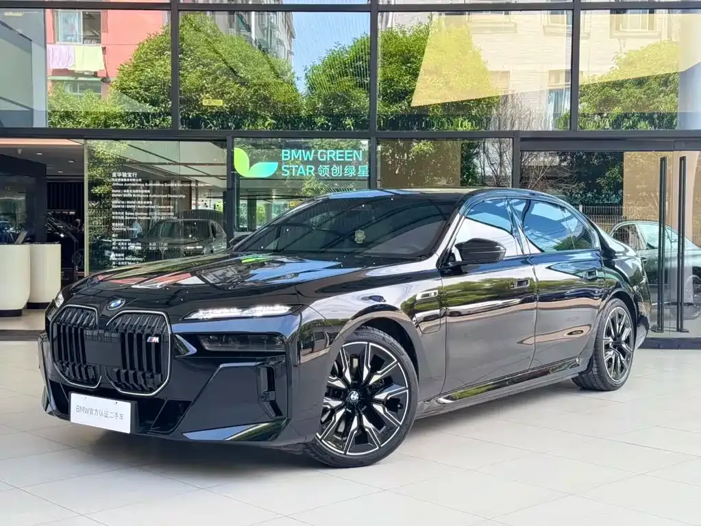 BMW i7 M70L — фото 1