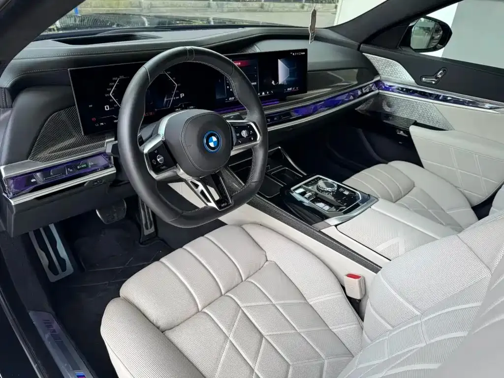 BMW i7 M70L — фото 8