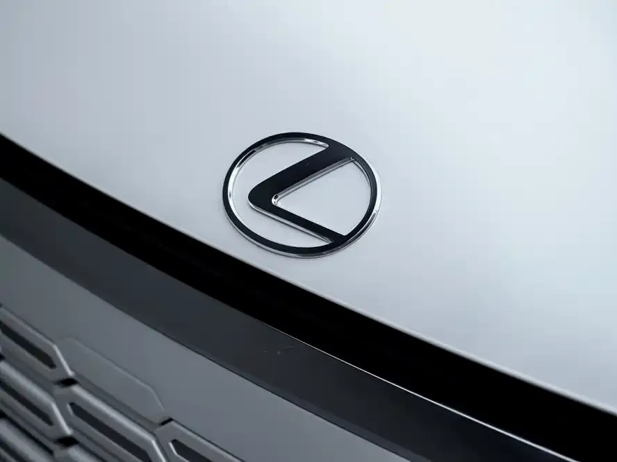 Lexus LM — фото 6