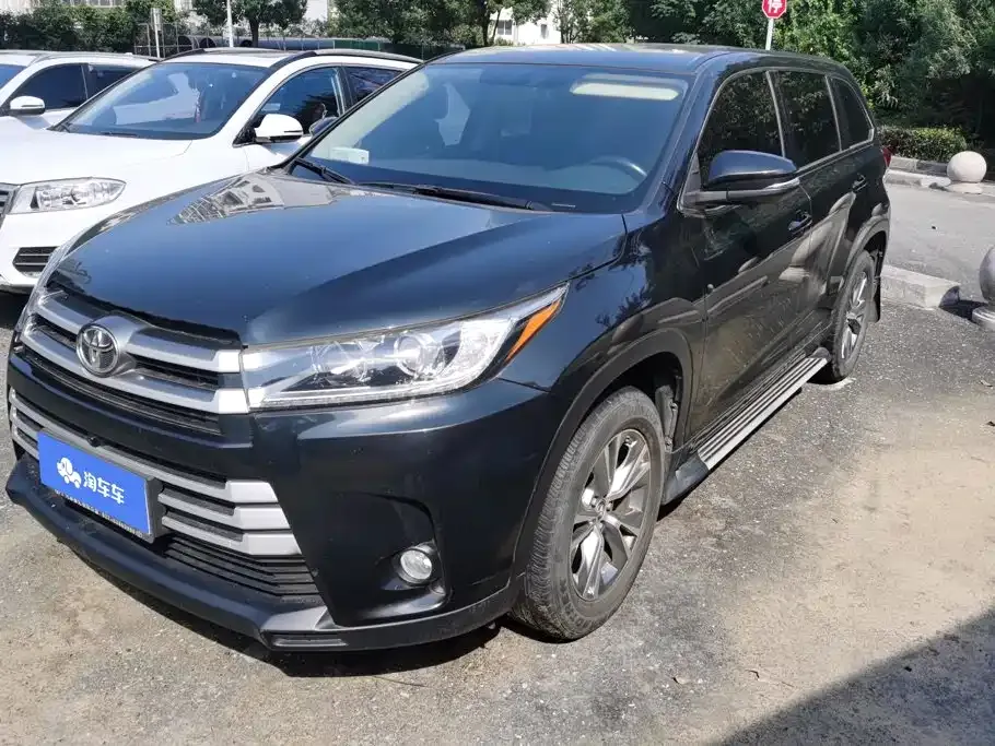 Toyota Highlander — фото 1