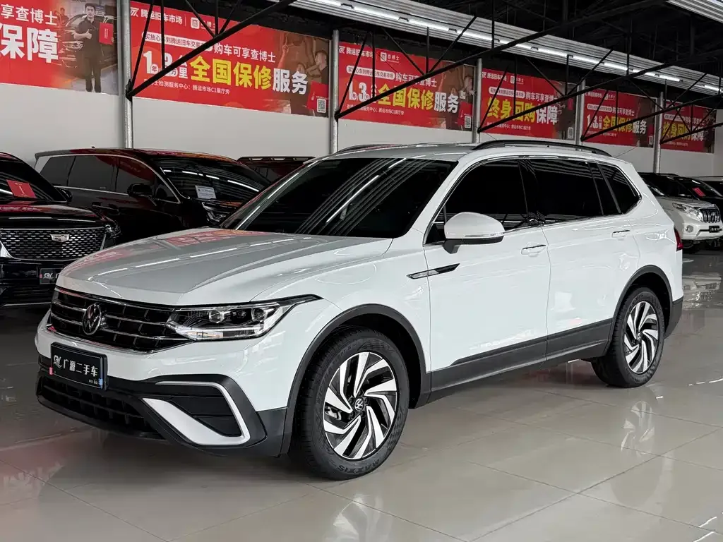 Volkswagen Tiguan L — фото 1