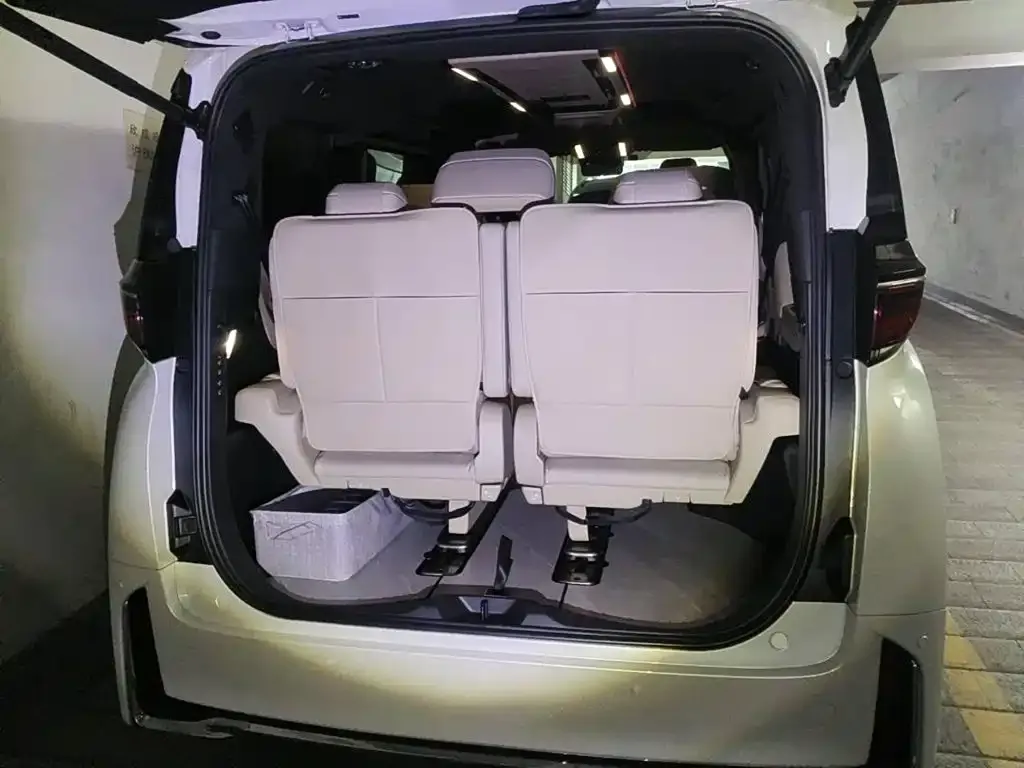 Toyota Vellfire — фото 4