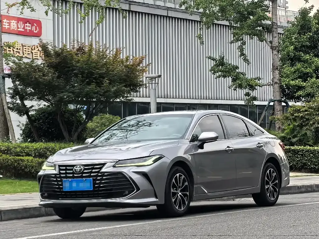 Toyota Avalon — фото 1