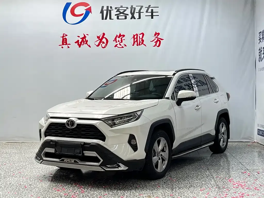 Toyota RAV4 — фото 1
