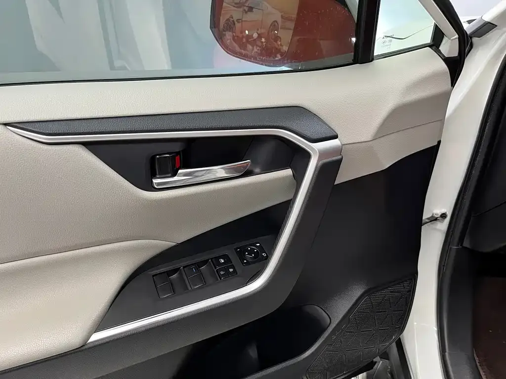 Toyota RAV4 — фото 9