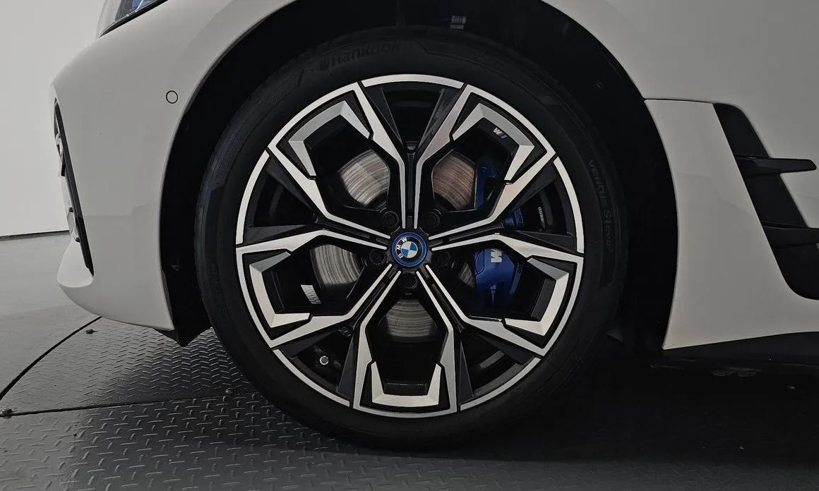 BMW i4 — фото 7