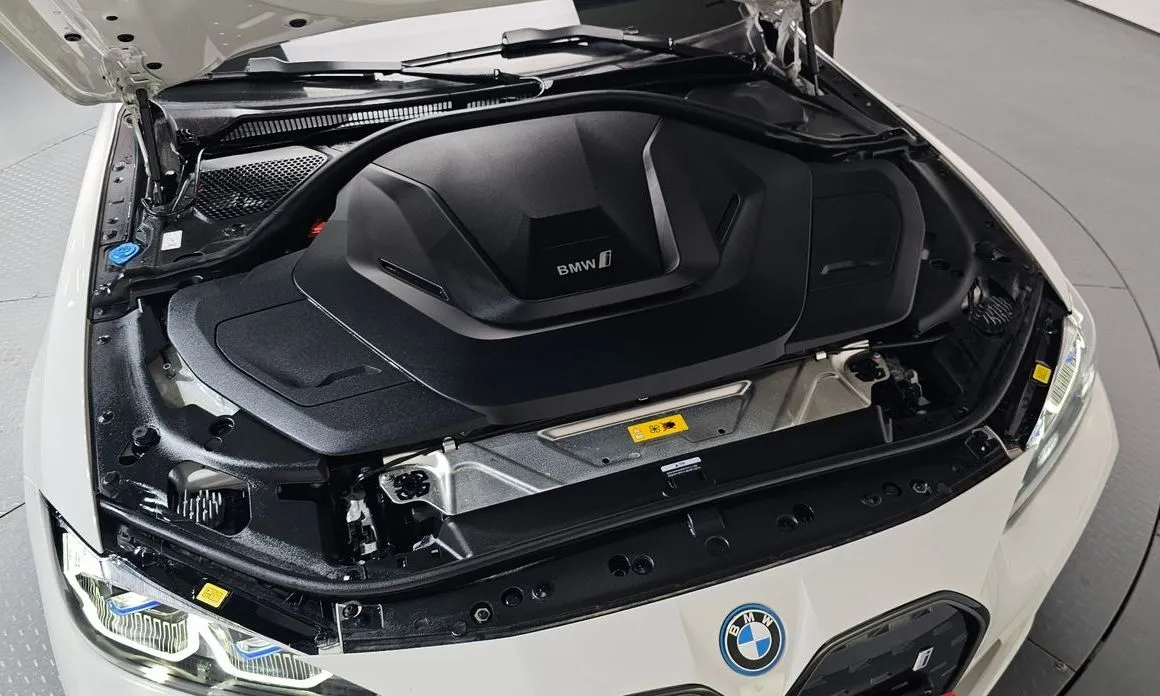 BMW i4 — фото 9