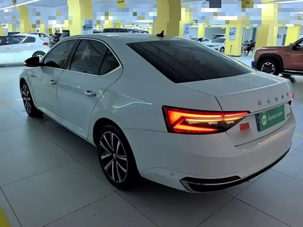 Skoda Superb — фото 8
