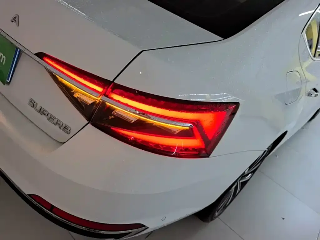 Skoda Superb — фото 9