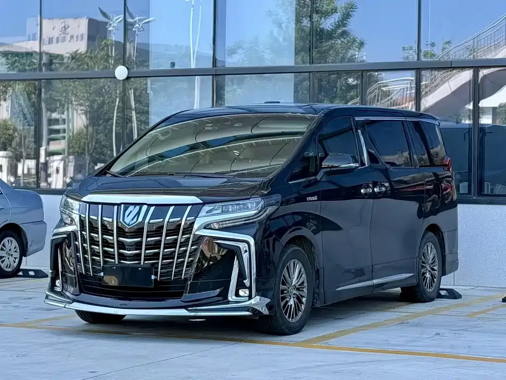 Toyota Alphard — фото 1