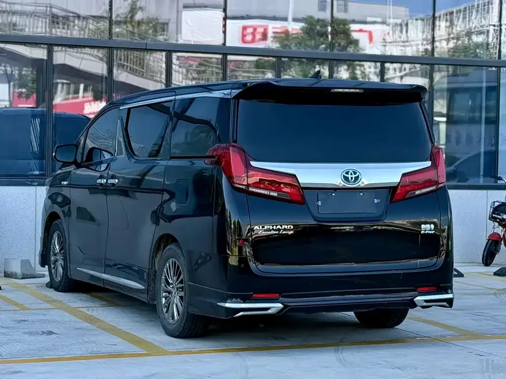 Toyota Alphard — фото 2