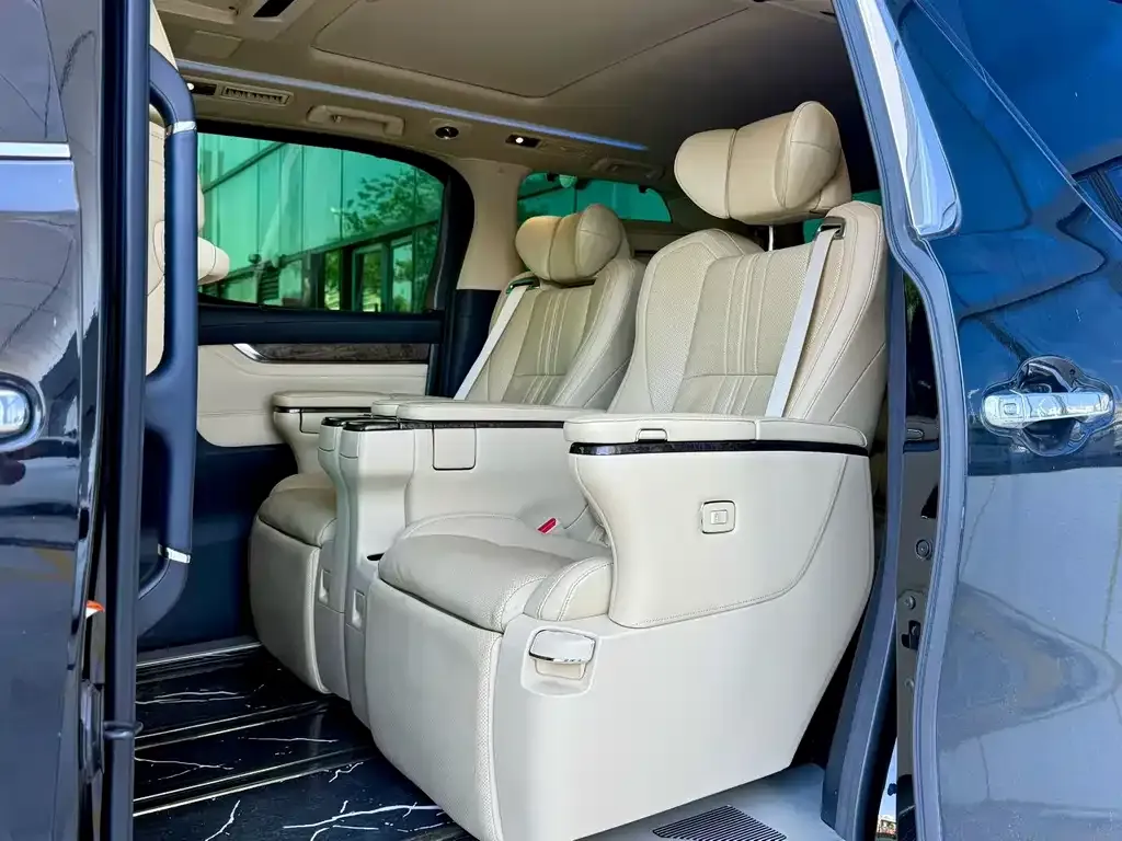 Toyota Alphard — фото 4