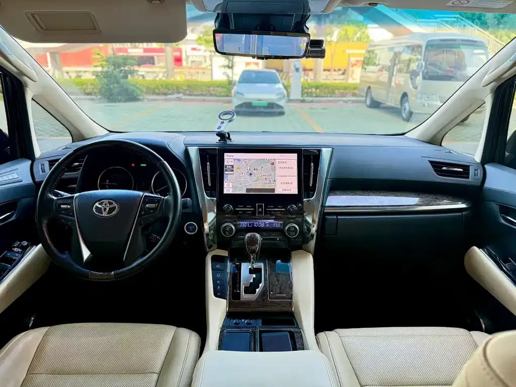 Toyota Alphard — фото 6