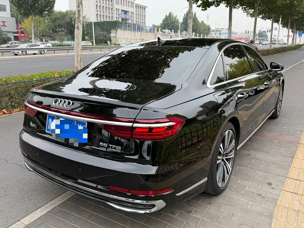 Audi A8 — фото 2
