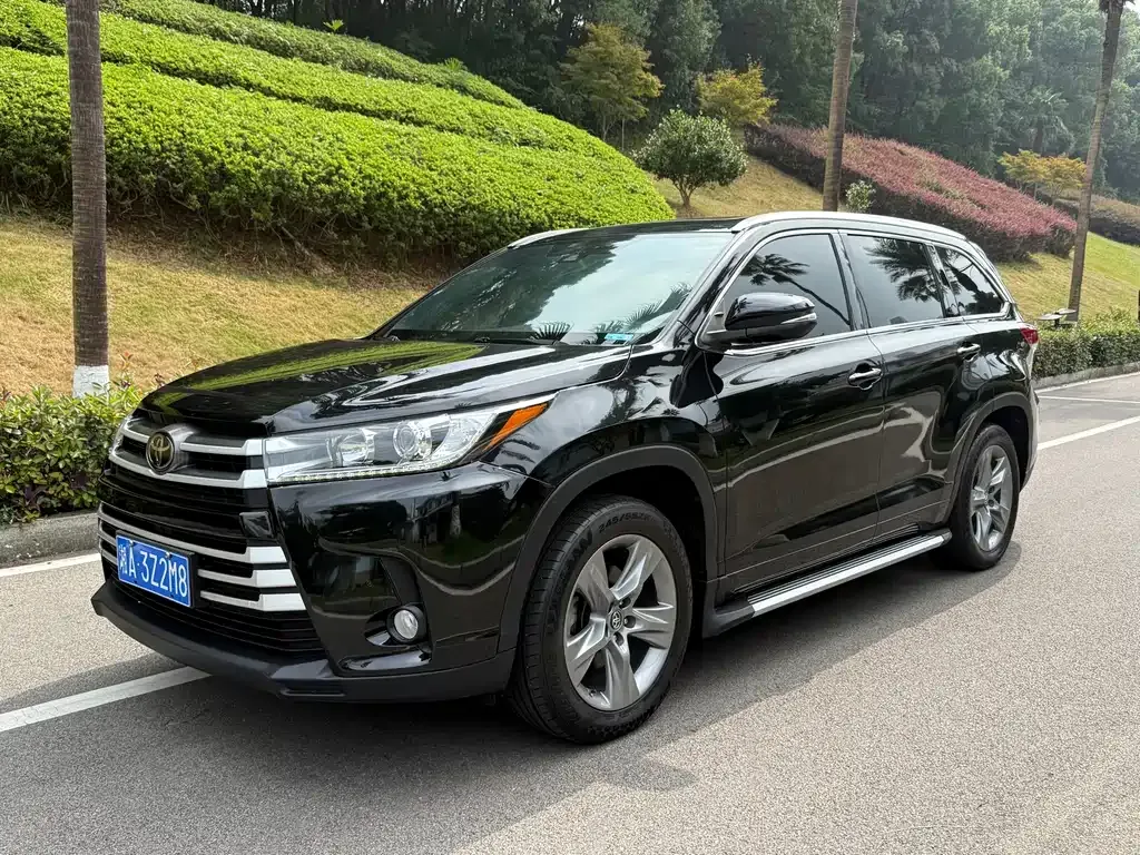 Toyota Highlander — фото 1