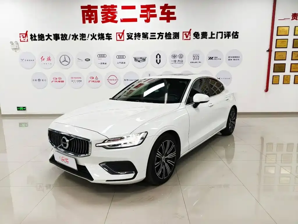 Volvo S60 — фото 1