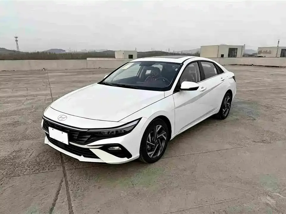 Hyundai Elantra — фото 1