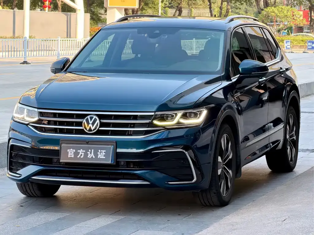 Volkswagen Tiguan L — фото 1