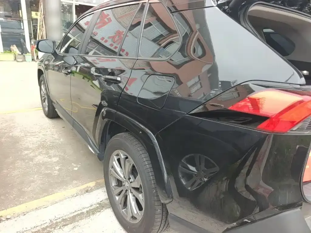 Toyota RAV4 — фото 1