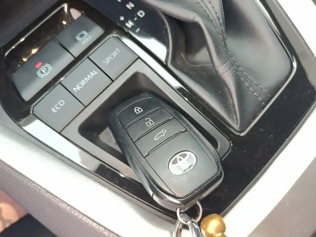 Toyota RAV4 — фото 5