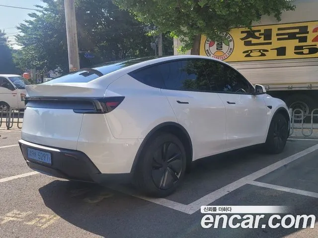 Tesla Model Y — фото 10