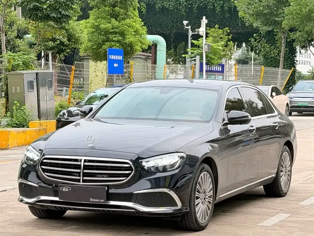 Mercedes-Benz E-Class — фото 1