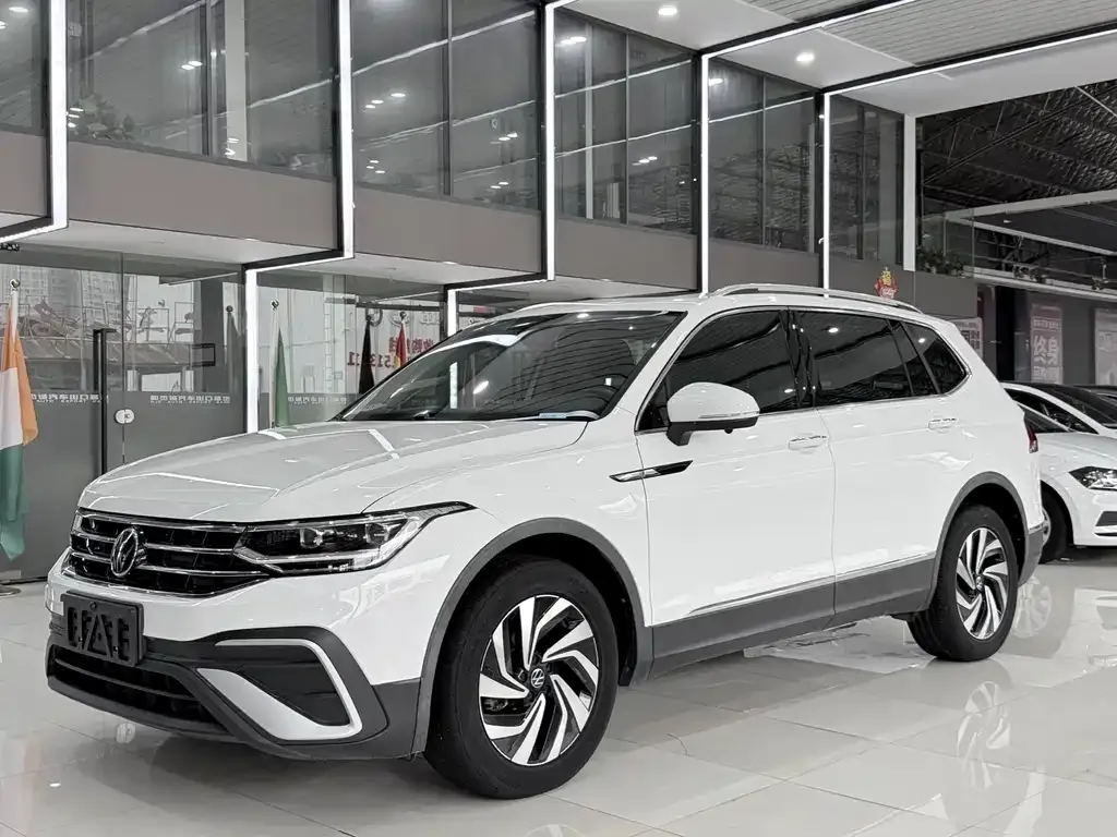 Volkswagen Tiguan L — фото 1