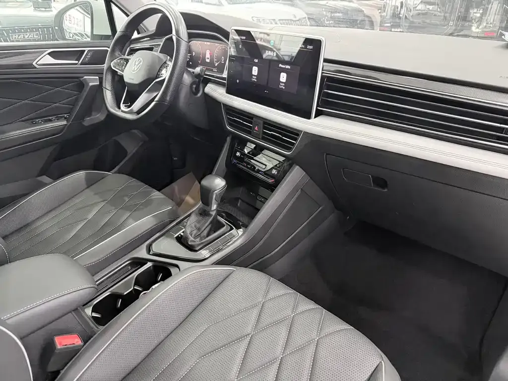 Volkswagen Tiguan L — фото 2