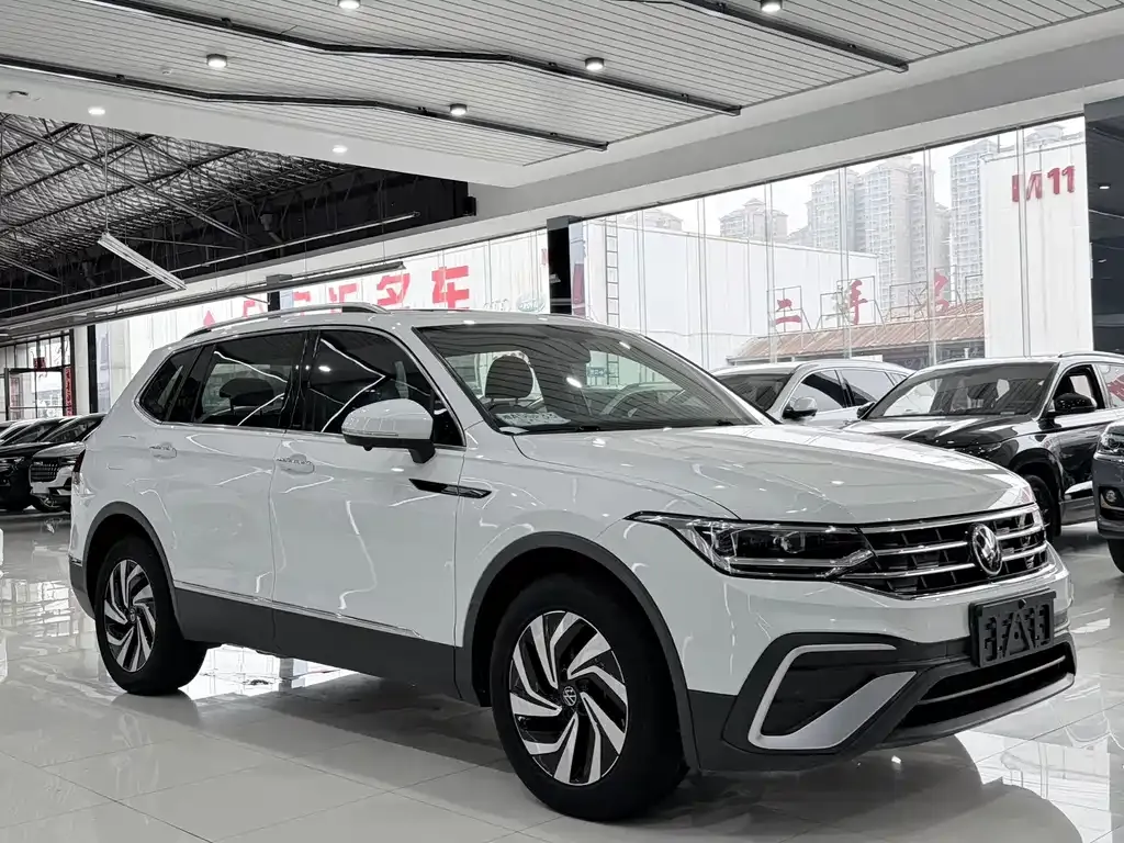 Volkswagen Tiguan L — фото 8