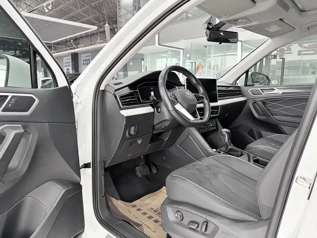 Volkswagen Tiguan L — фото 4