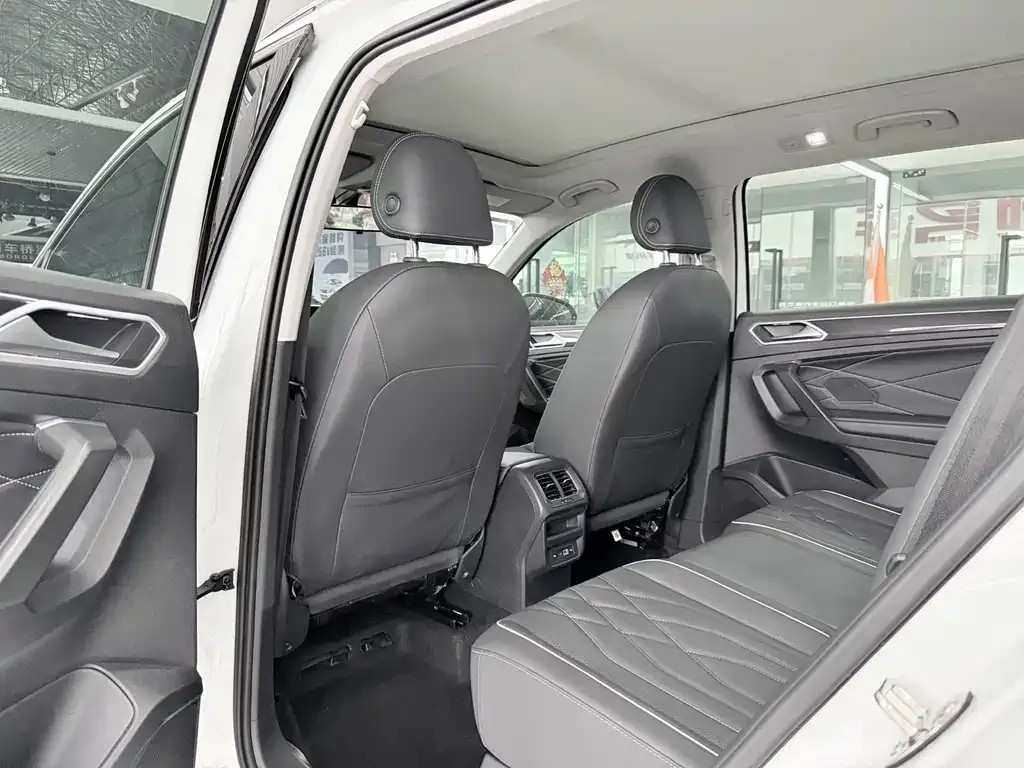 Volkswagen Tiguan L — фото 10