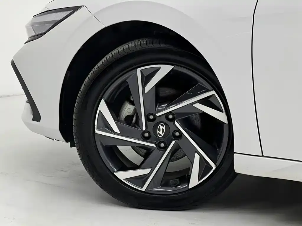 Hyundai Elantra — фото 4