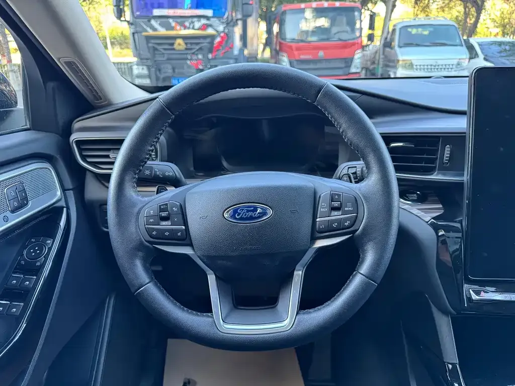 Ford Explorer — фото 10