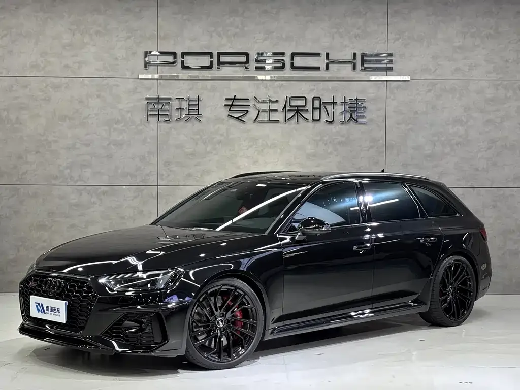 Audi RS 4 — фото 1