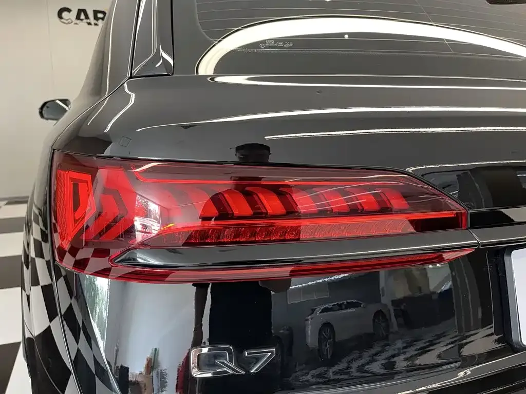 Audi Q7 — фото 9