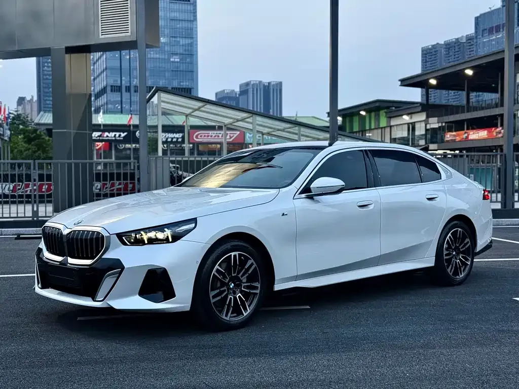 BMW 5 Series — фото 1