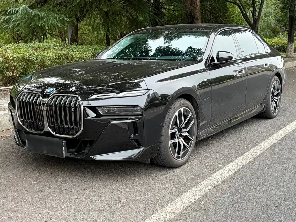 BMW i7 — фото 1