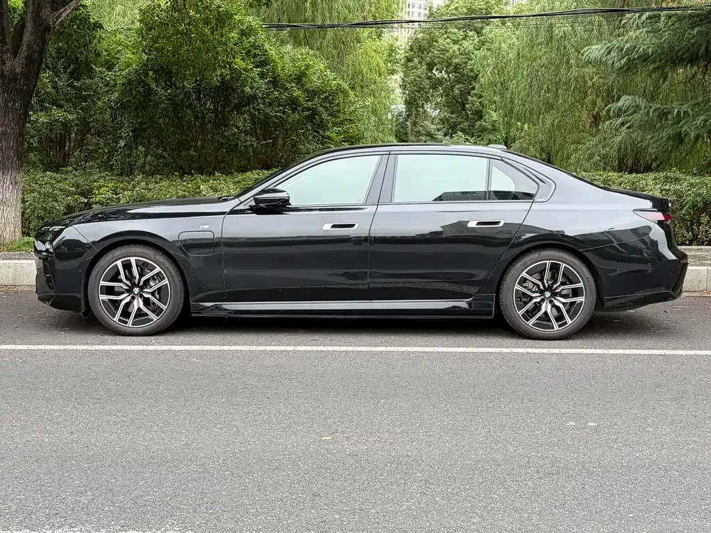 BMW i7 — фото 8