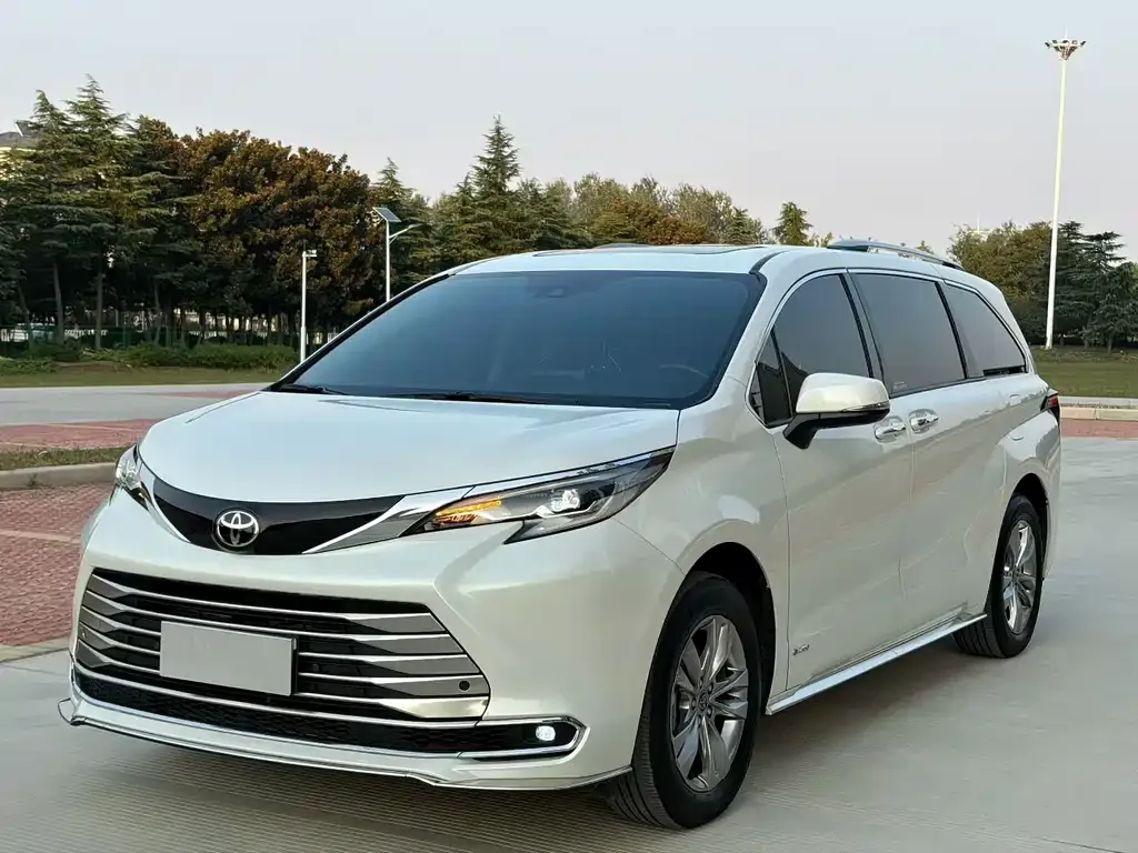 Toyota Sienna — фото 1