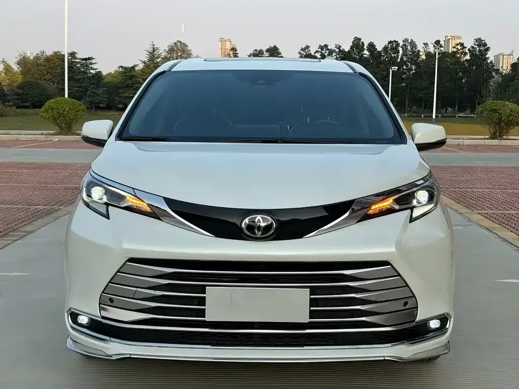 Toyota Sienna — фото 3