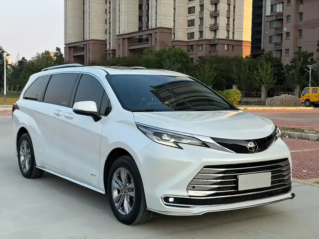 Toyota Sienna — фото 5