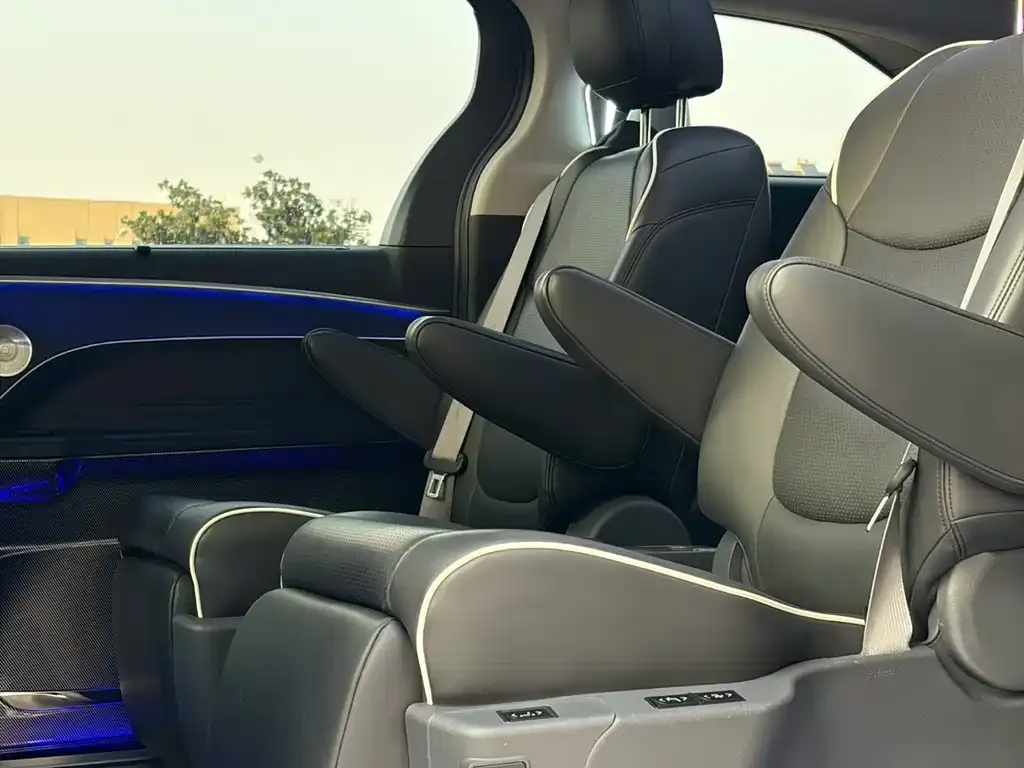 Toyota Sienna — фото 2